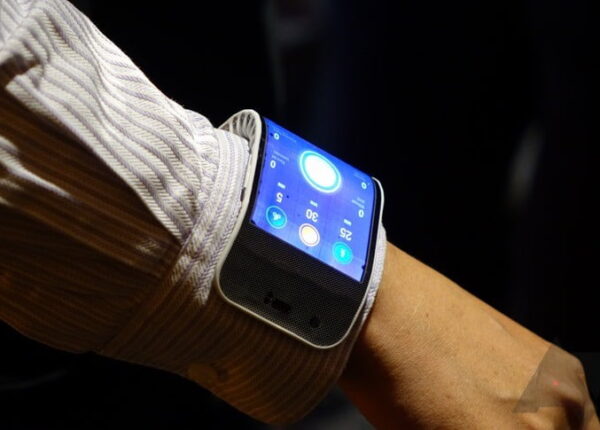 IMG-Lenovo’s new flexible phone